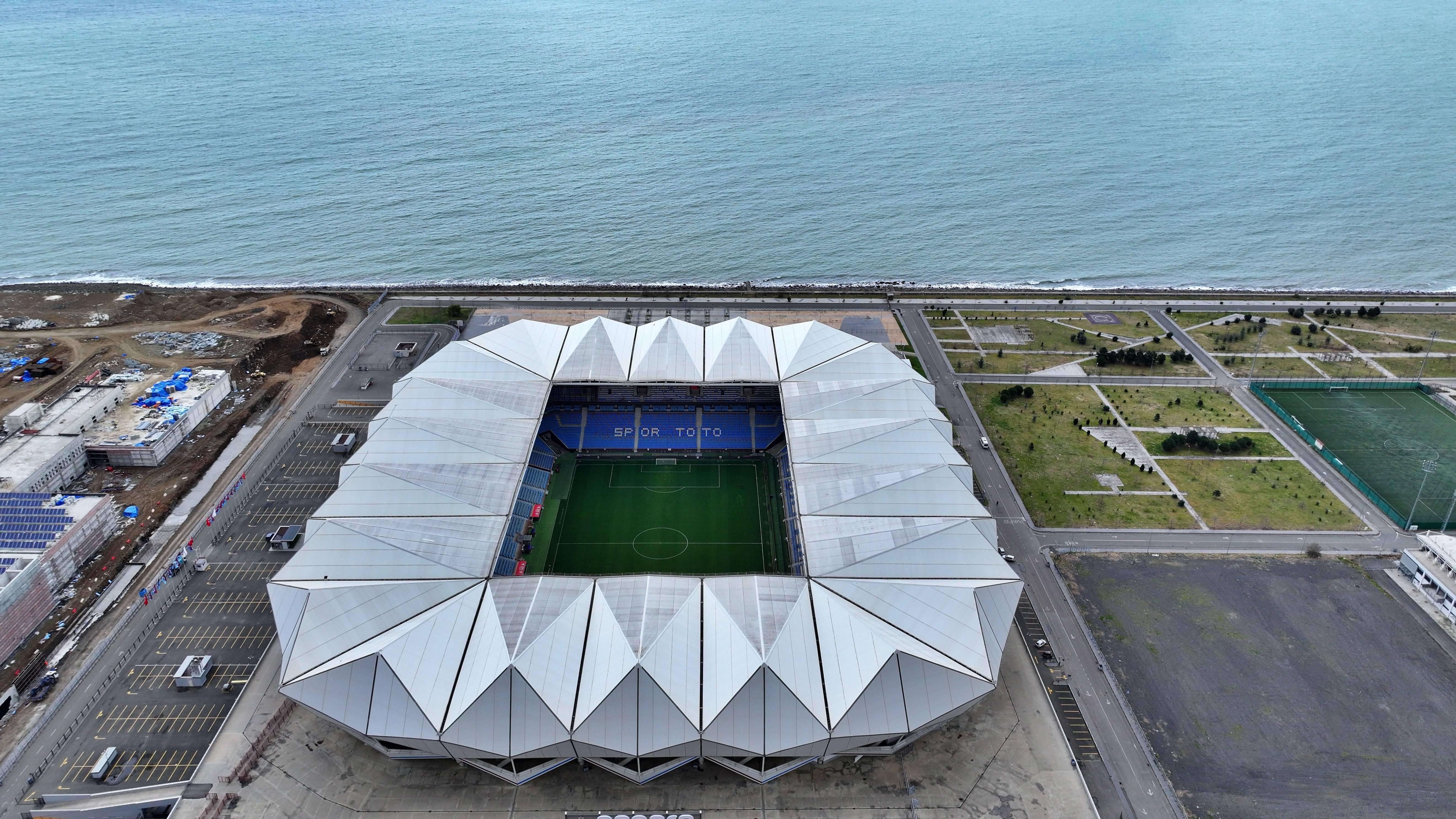 Papara Park - Trabzon, Turquia. Destaca-se pelas linhas modernas e configuração compacta das bancadas, que proporciona uma atmosfera intensa. A cobertura angular é composta por painéis triangulares em membrana Foto: Imago