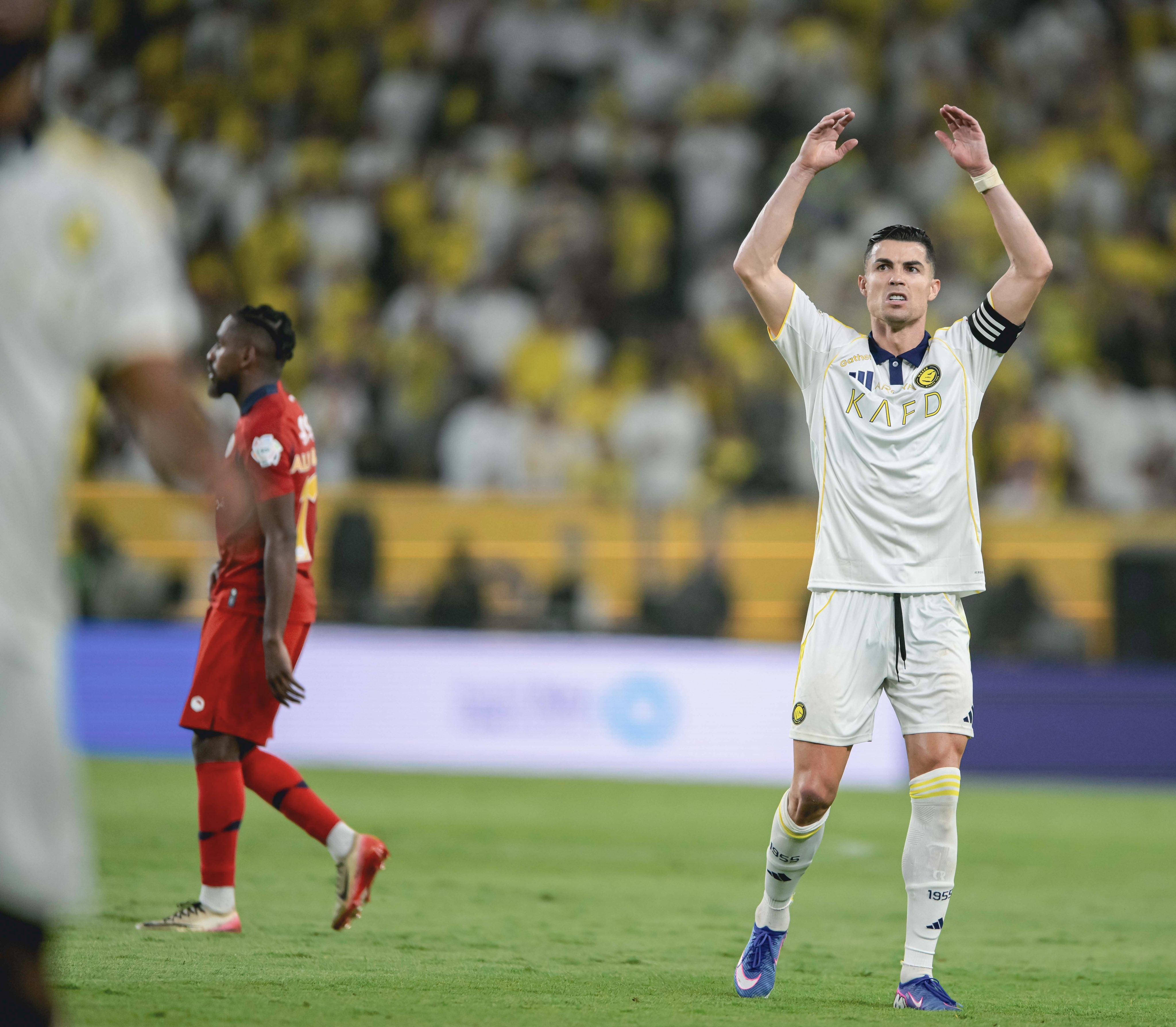 Ronaldo exulta os fãs durante o jogo (Foto: Al Nassr)