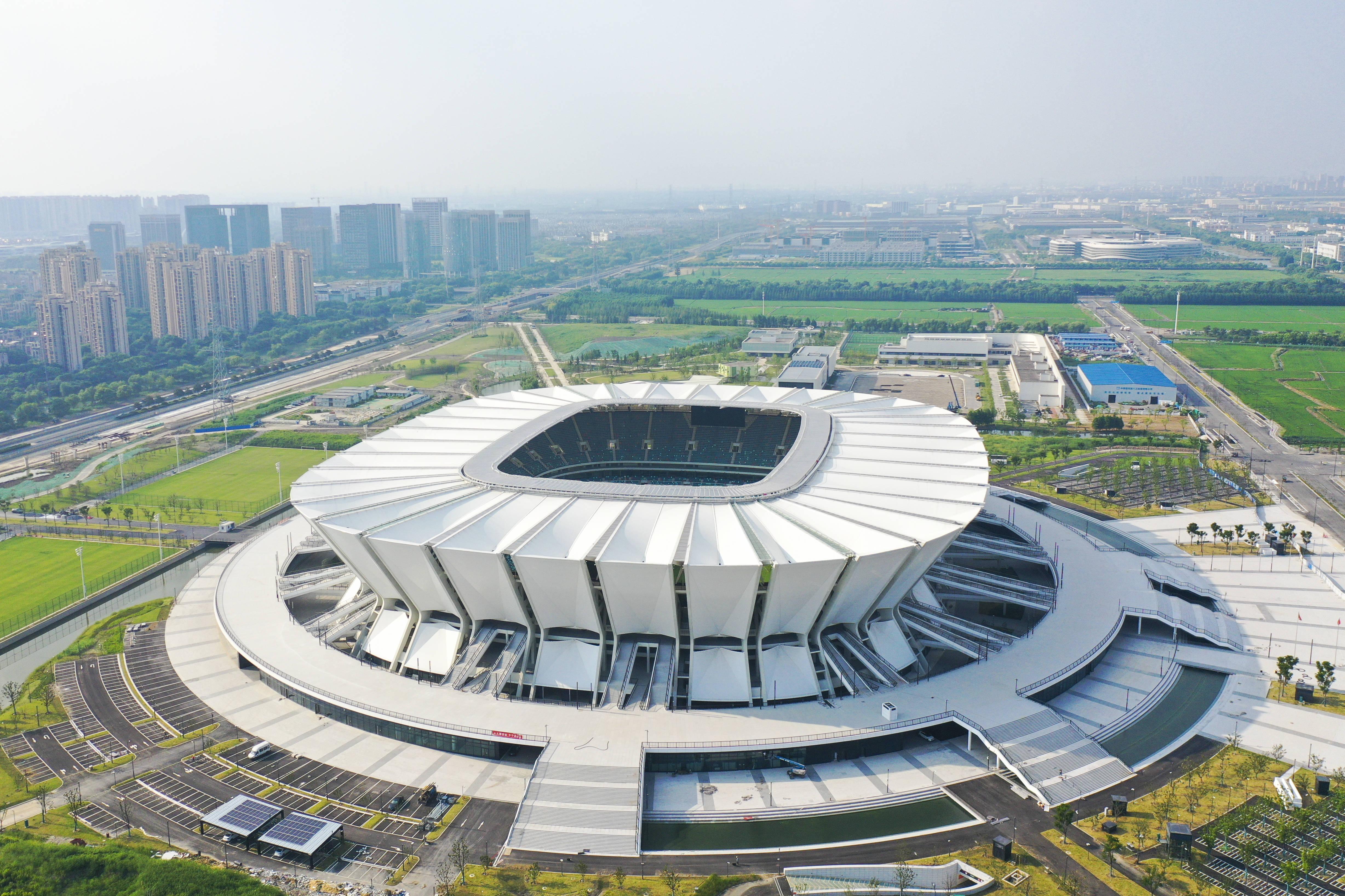 Estádio Kunshan - Suzhou, China. Inspira-se nos tradicionais leques chineses de mão. A forma oval apresenta uma distinta fachada superior em forma de sino invertido Foto: Imago