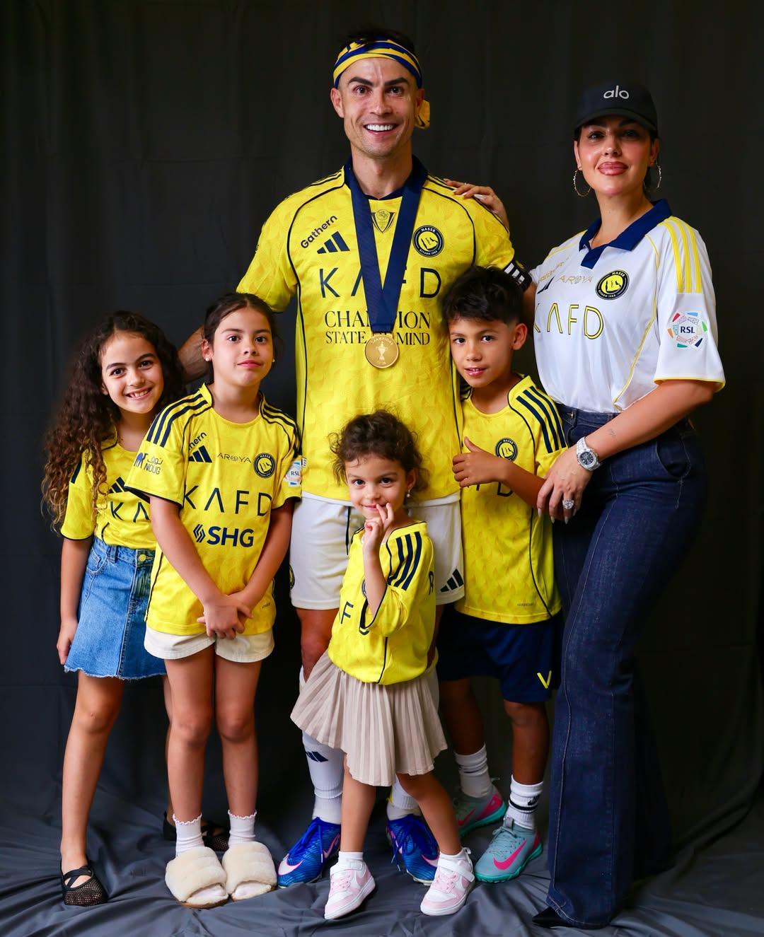 Ronaldo com Georgina e os filhos (Foto: cristiano/Instagram)