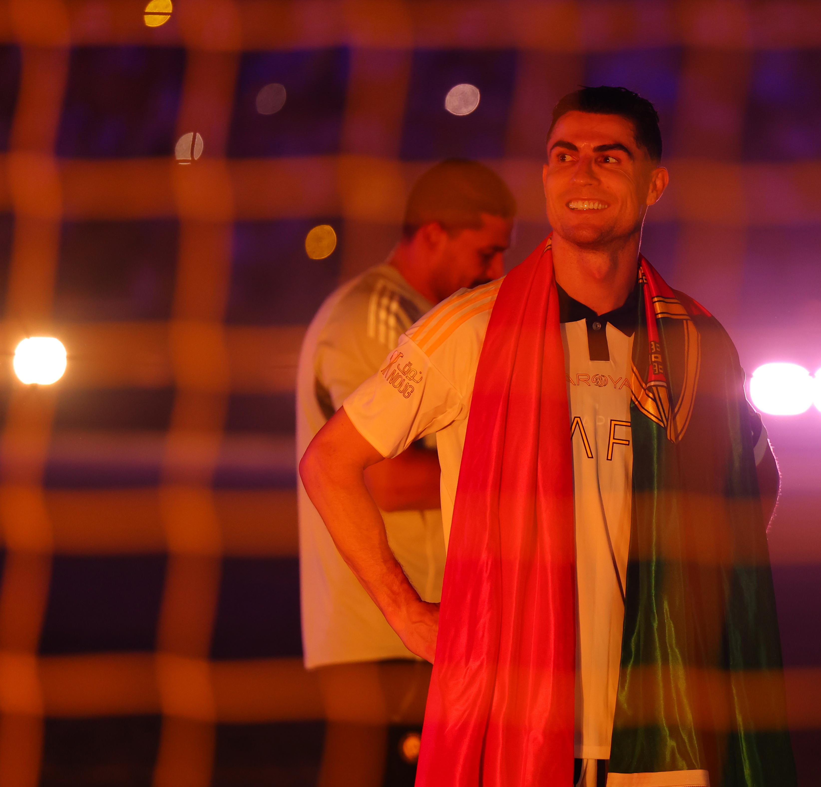 Ronaldo com a bandeira de Portugal aos ombros (Foto: Al Nassr)