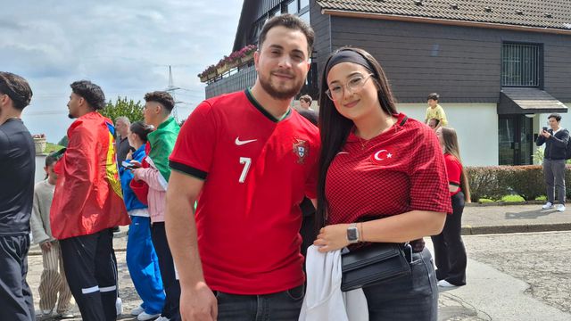 Expectativa para ver passeio dos jogadores junto ao hotel da Seleção