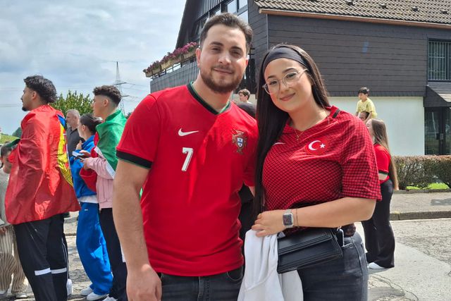 Expectativa para ver passeio dos jogadores junto ao hotel da Seleção