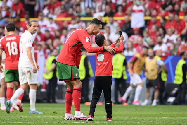 A ‘selfie’ que criança tirou com Ronaldo em pleno relvado (foto)