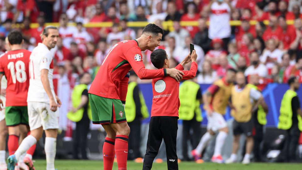 A ‘selfie’ que criança tirou com Ronaldo em pleno relvado (foto)