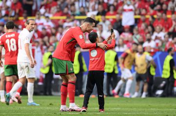A ‘selfie’ que criança tirou com Ronaldo em pleno relvado (foto)