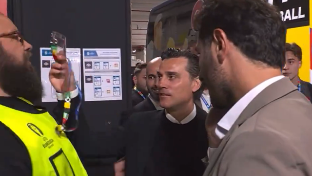 Selecionador da Turquia ‘esfrega’ credencial na cara de segurança