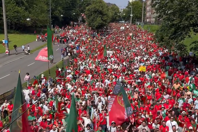 'Onda' de apoio a Portugal a caminho do estádio