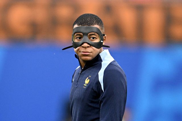 Euro 2024: Mbappé bisa em jogo treino (e com máscara)