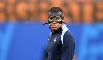 Euro 2024: Mbappé bisa em jogo treino (e com máscara)