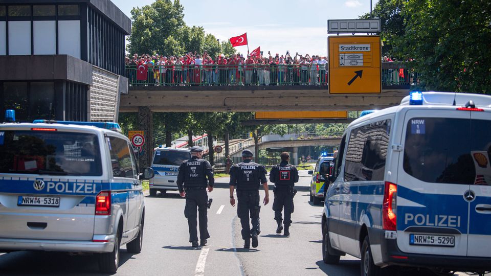 Polícia fecha estação de Dortmund antes do Turquia-Portugal