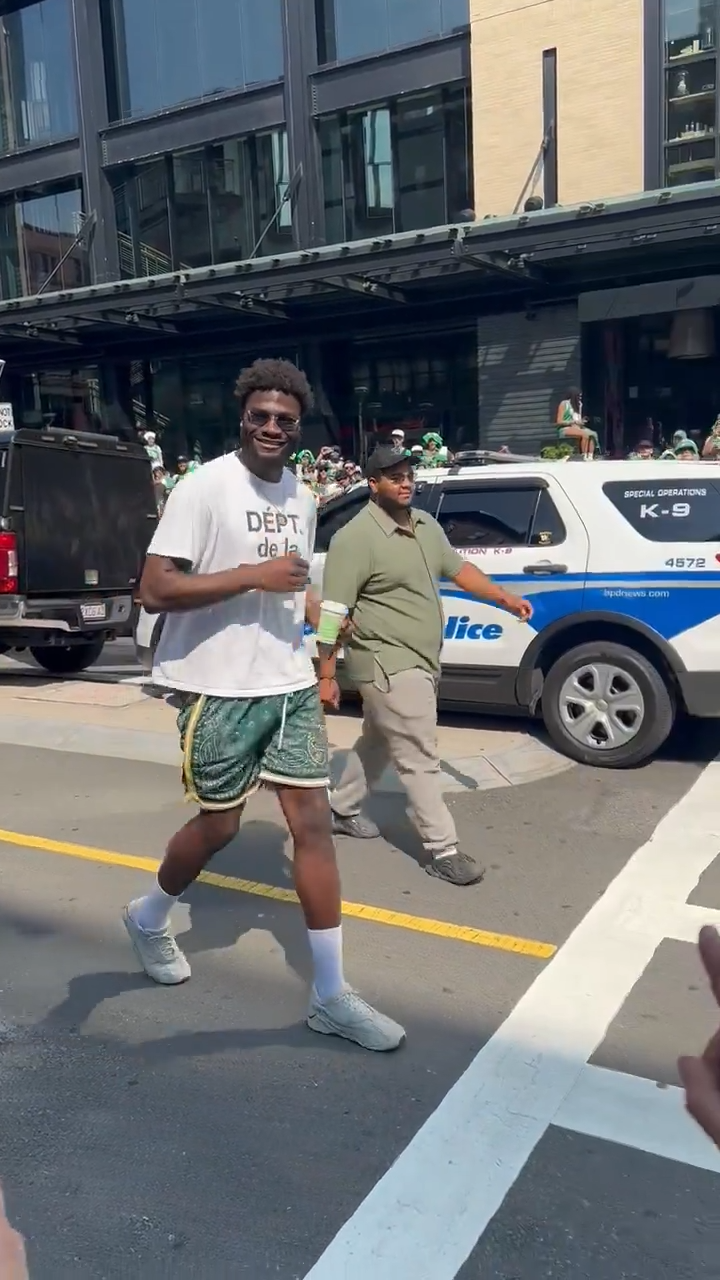 NBA: Celtics festejaram título nas ruas de Boston