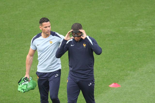 Mbappé vai a jogo... contra os sub-21 do Paderborn