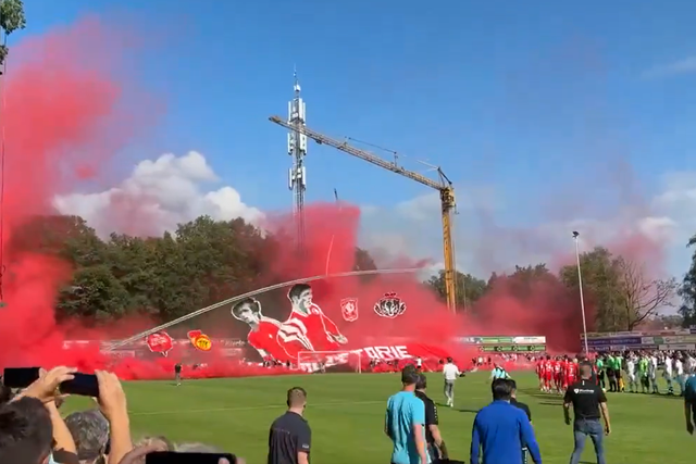 Susto em jogo do Twente: enorme 'tifo' cai sobre adeptos (vídeo)