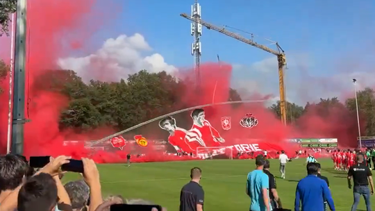 Susto em jogo do Twente: enorme 'tifo' cai sobre adeptos (vídeo)
