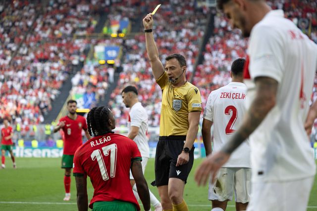 Rafael Leão volta a ver amarelo por simulação e falha Geórgia