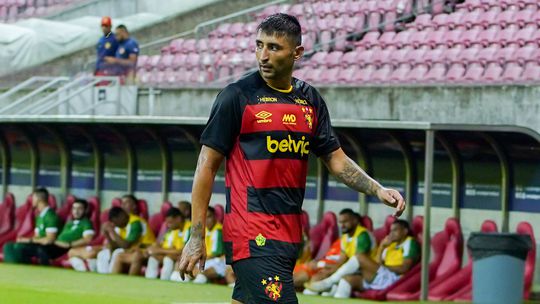 Alan Ruiz muito perto do Estrela da Amadora