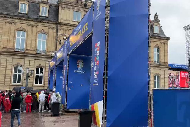 Em Estugarda chuva não demove adeptos