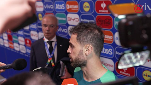Bernardo Silva na zona mista do Turquia-Portugal