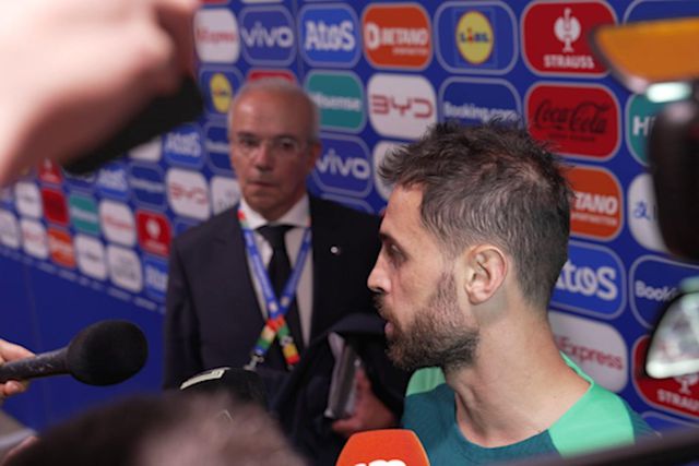Bernardo Silva na zona mista do Turquia-Portugal