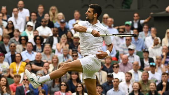 Djokovic viaja para Inglaterra, sem certezas de jogar em Wimbledon