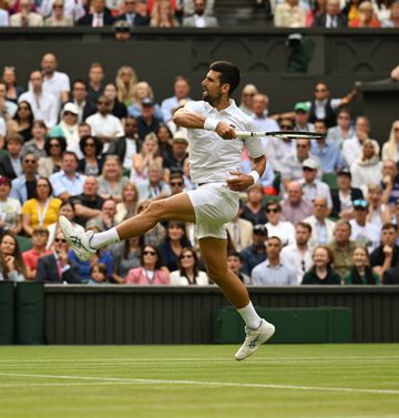 Djokovic viaja para Inglaterra, sem certezas de jogar em Wimbledon