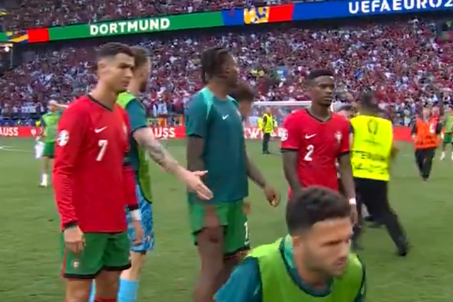 A entrada a pés juntos de ‘steward’ sobre Gonçalo Ramos