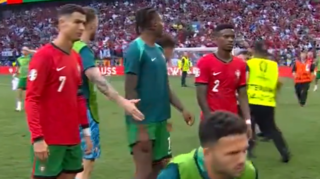 A entrada a pés juntos de ‘steward’ sobre Gonçalo Ramos