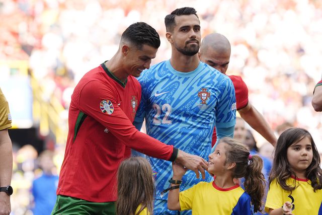 A reação de uma criança ao cumprimento de Ronaldo (vídeo)