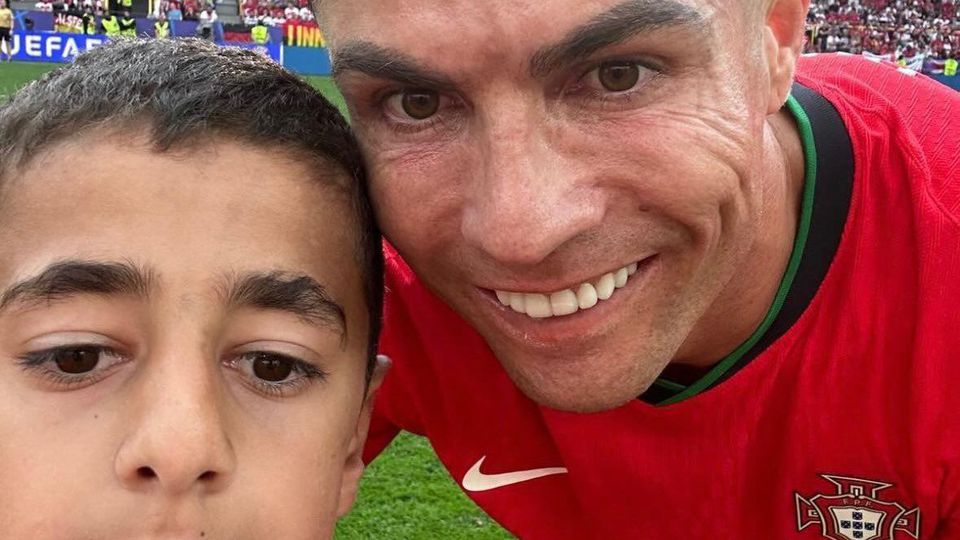 Rapaz explica 'selfie' com Ronaldo: «Disse ao meu pai que ia à casa de banho»