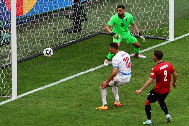 Mão no peito e fé em Mamardashvili (crónica)