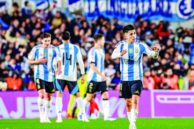 Thiago Almada, 24 anos, festeja golo marcado pela Argentina