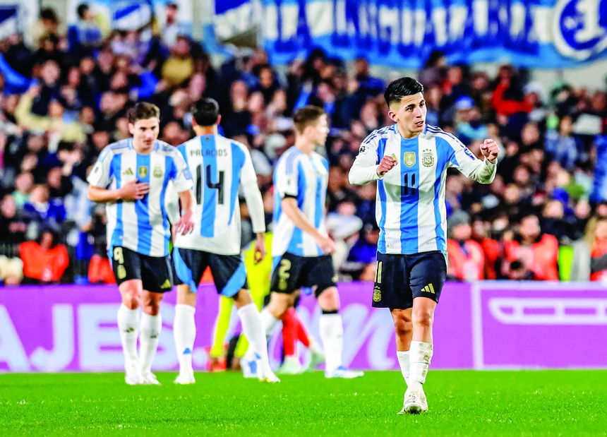 Thiago Almada, 24 anos, festeja golo marcado pela Argentina