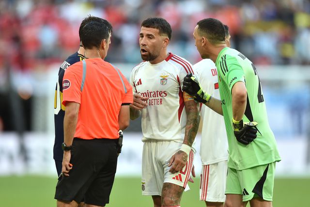 Õtamendi e Marchesín falam com o árbitro no duelo entre Boca Juniors e Benfica