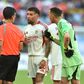 Õtamendi e Marchesín falam com o árbitro no duelo entre Boca Juniors e Benfica