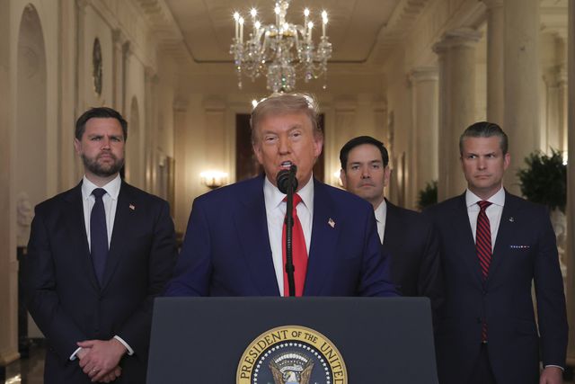 Donald Trump anunciou ataque a três instalações nucleares no Irão. Atrás do presidente, o vice-presidente JD Vance, o secretário de Estado Marco Rubio, e o secretário da Defesa Pete Hegseth