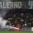 Pirotecnia e cadeiras atiradas obrigam à suspensão do Salernitana-Sampdoria