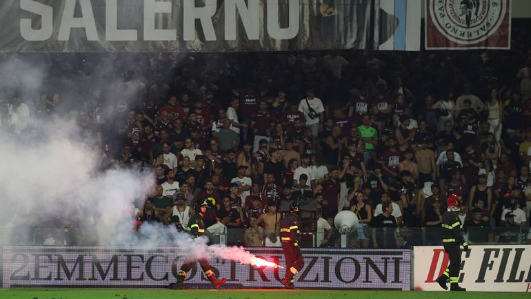 Pirotecnia e cadeiras atiradas obrigam à suspensão do Salernitana-Sampdoria