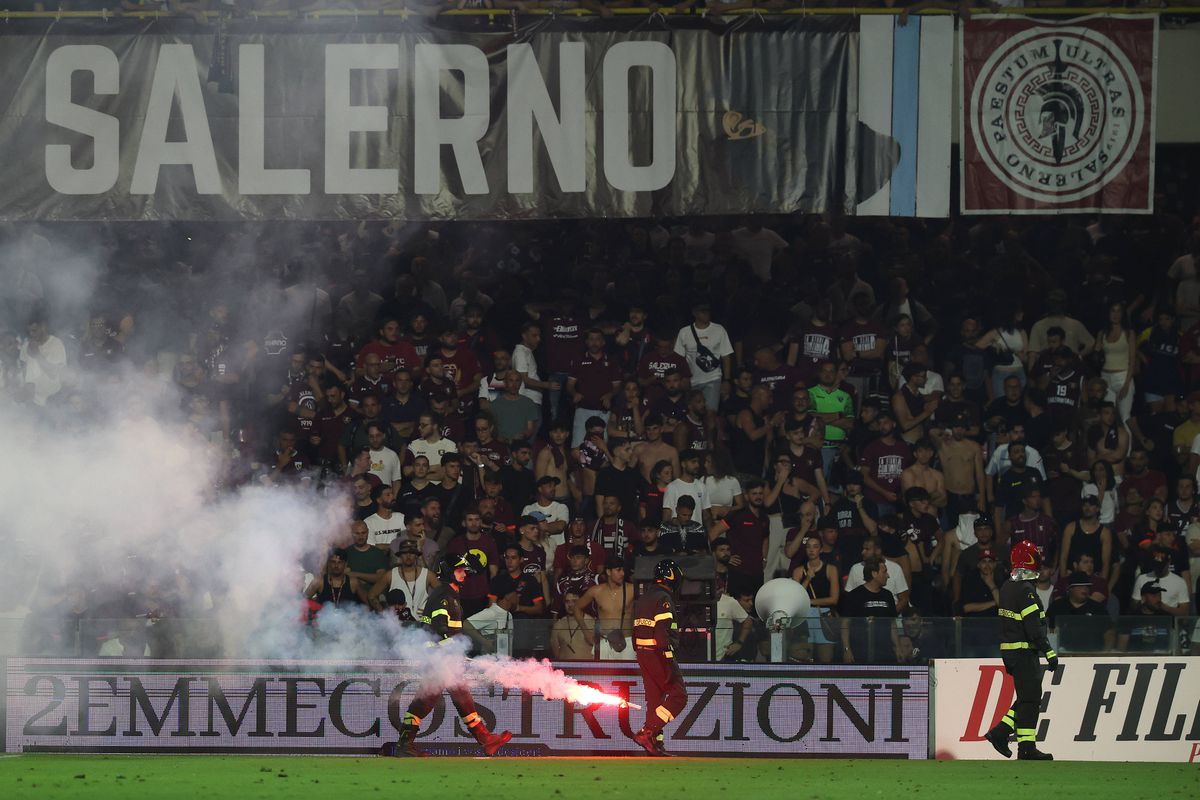Pirotecnia e cadeiras atiradas obrigam à suspensão do Salernitana-Sampdoria