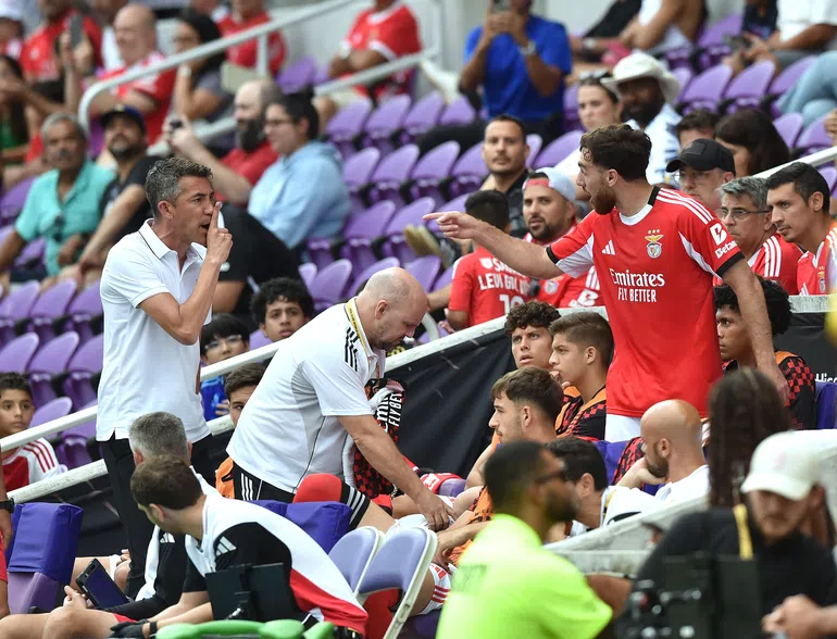 Bancada baixa! Treinador vs Jogador!