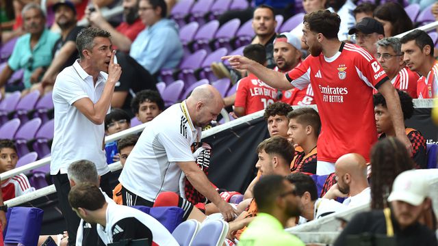 Kokçu e Lage desentenderam-se no jogo com o Auckland City no Mundial de Clubes, quando o turco foi substituído e Renato Sanches marcou logo de seguida (Foto: Miguel Nunes)
