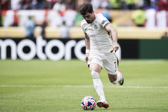 Pedro Neto preferia estar na praia? Avançado do Chelsea não tem dúvidas 