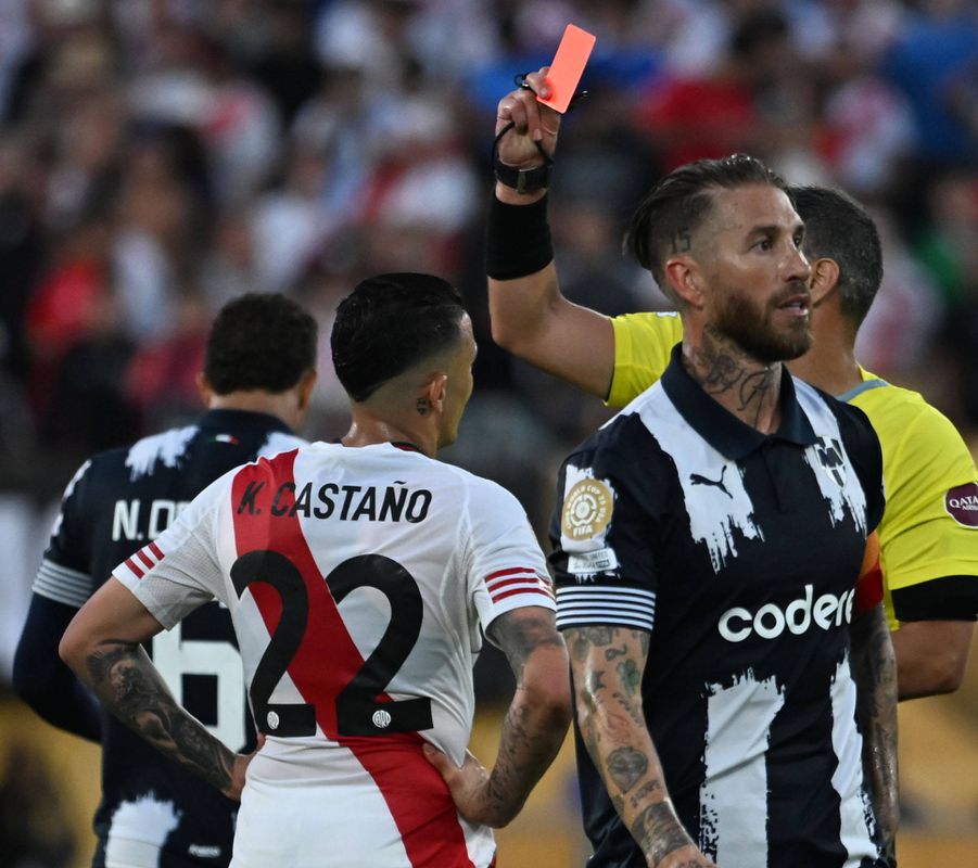 40 faltas, 11 cartões e zero golos no River Plate-Monterrey