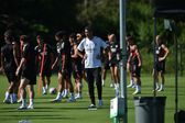Ambiente tranquilo no treino do Benfica