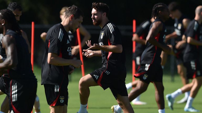 Kokçu abraça Lage e rasga sorriso no treino do Benfica