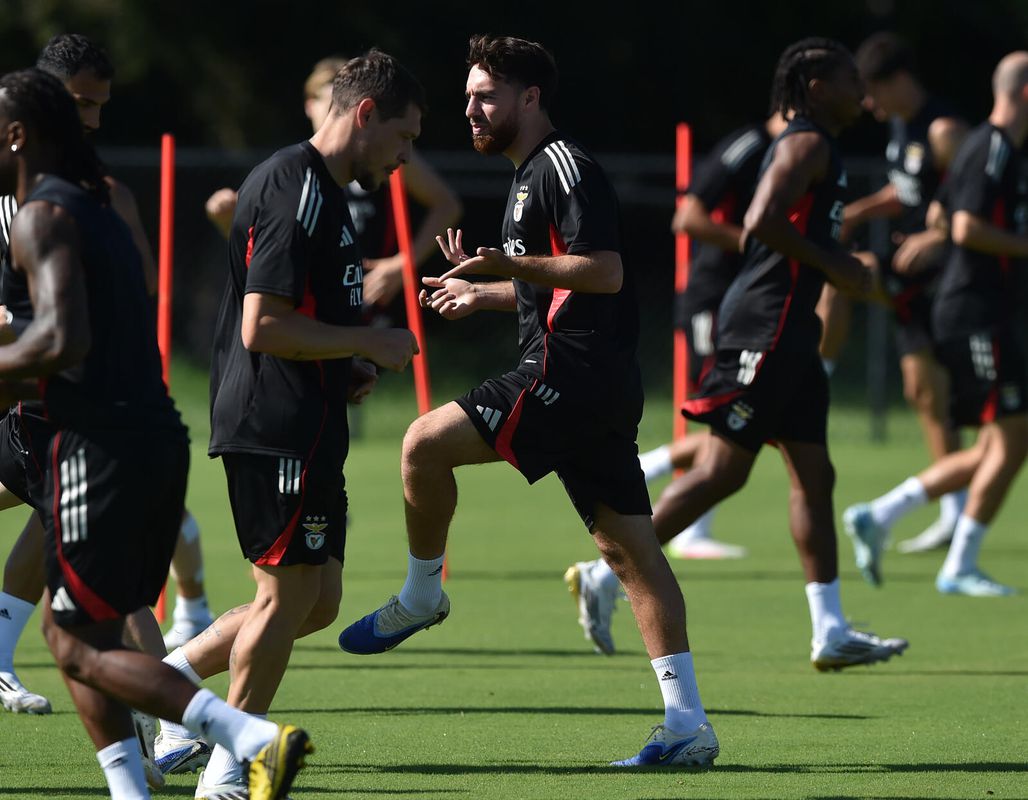 Kokçu abraça Lage e rasga sorriso no treino do Benfica