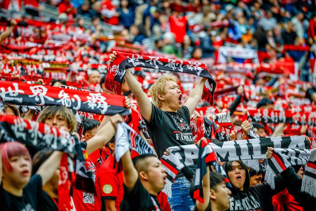 Quem não se emociona com um apoio destes a milhares de quilómetros de casa?