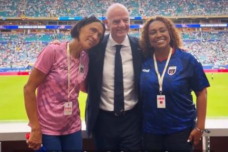 Infantino com a mãe de