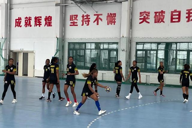 Treino da seleção de andebol júnior feminina