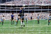 Momento em que Maradona toca a bola com a mão, abrindo o marcador no jogo entre Argentina e Inglaterra, dos quartos de final do Mundial 1986 - Foto: IMAGO
